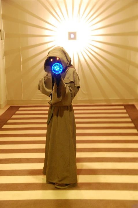 The Chess Jawa in full costume with glowing eyes